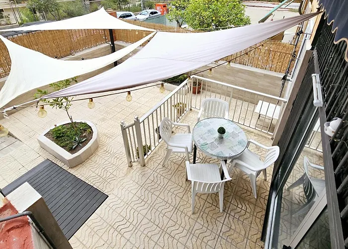 Cozynest - With Terrace By Suncastle Lägenhet
